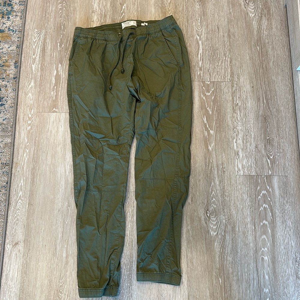 Men’s Abercrombie green cargo joggers